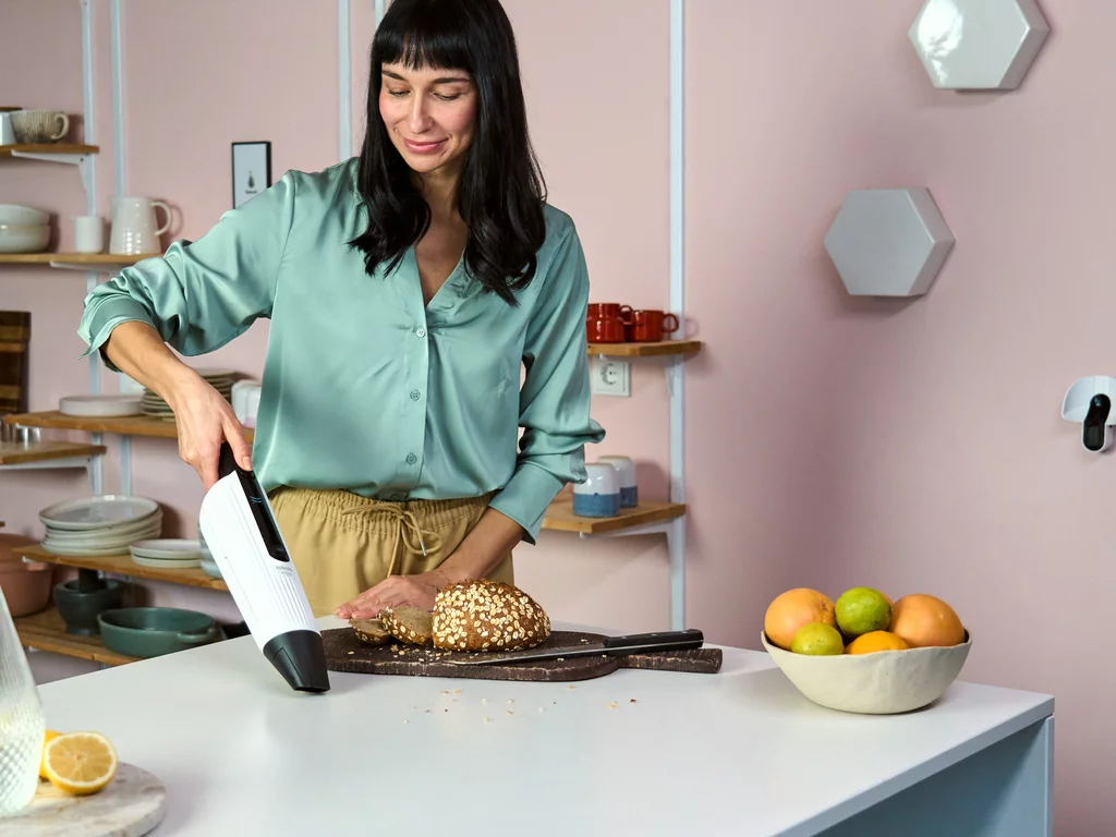 Vorwerk: Foto: Dies ist eine der Protagonistinnen aus der Direktvertriebstory. Sie heißt Marika van den Bos, ist Thermomix Gruppenleiterin in Bonn und macht die Herzgeste.