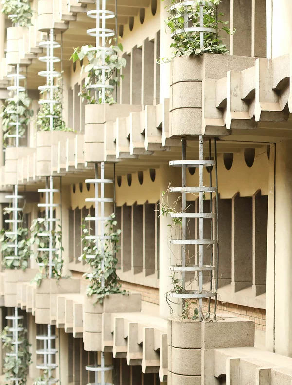 Vorwerk: Foto: Ein Gebäude mit zahlreichen Fenstern und Balkonen, das eine moderne Architektur präsentiert.