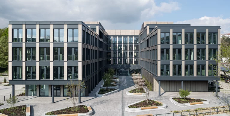 Vorwerk: Foto: Auf dem Foto ist ein Teil eines großen, modernen Gebäudes zu sehen. Mit vielen Fenstern. Es handelt sich um die neue Bürowelt Vorwerks im Wuppertaler Rauental 38.