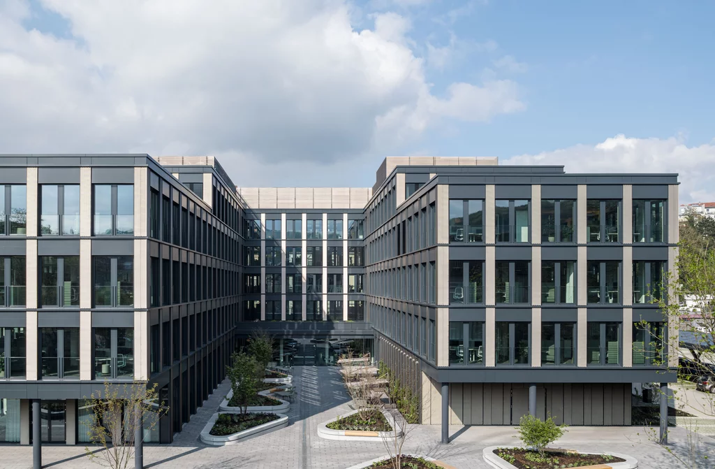 Vorwerk: Foto: Auf dem Foto ist ein Teil eines großen, modernen Gebäudes zu sehen. Mit vielen Fenstern. Es handelt sich um die neue Bürowelt Vorwerks im Wuppertaler Rauental 38.